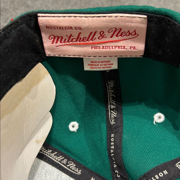 Milwaukee Bucks Mitchell & Ness SnapBack - Picture 5 of 5